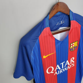 Camisa do Barcelona Home 16/17 disponível na Olympic Store, com logo da Nike e patrocínio da Qatar Airways.
