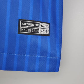 Escudo da camisa Barcelona Home 16/17 com etiqueta AUTHENTIC Nike 2016 em azul.
