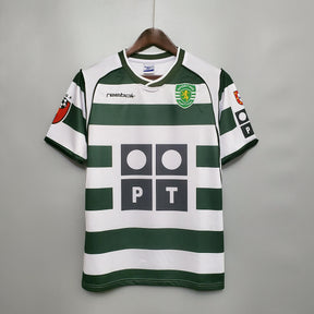 Camisola de futebol Sporting Lisboa Home 01/03 Retro com design verde e branco, disponível na OLYMPIC STORE.