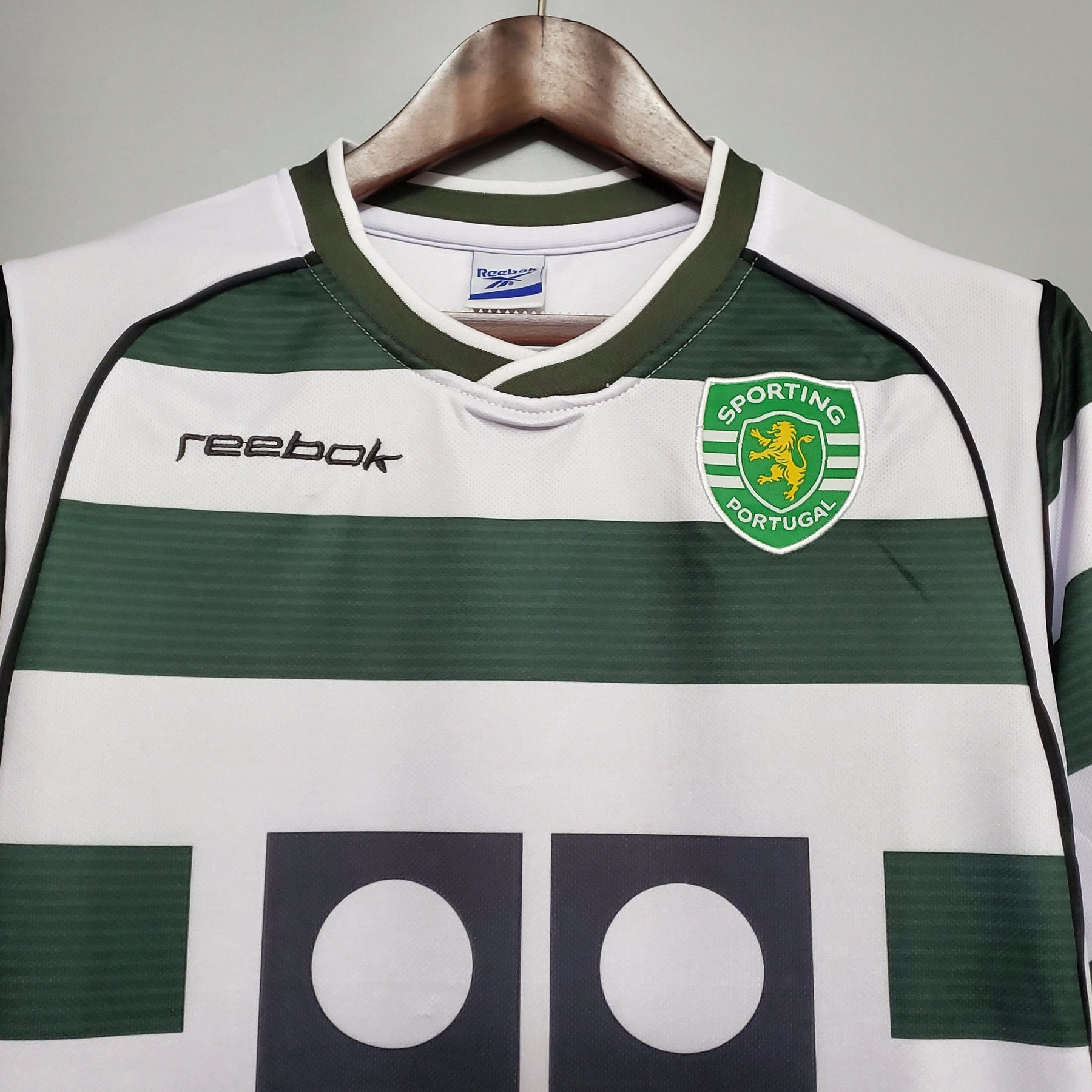 Camisola de futebol Sporting Lisboa Home 01/03 Retro da Reebok, com emblema e listras verdes e brancas.