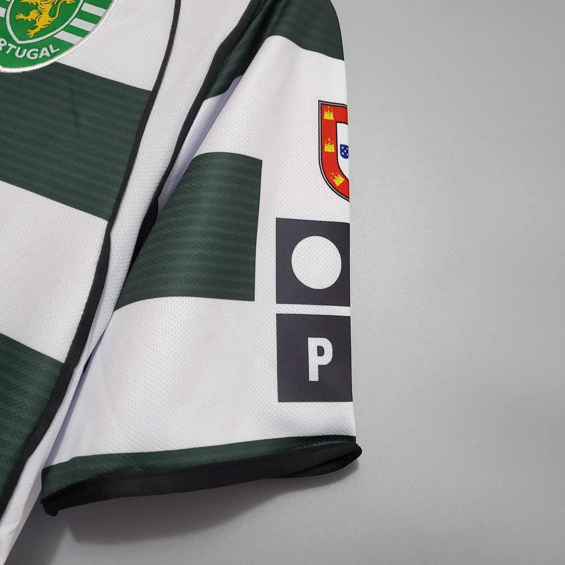 Camisola Sporting Lisboa Home 01/03 Retro com detalhes e símbolos no braço.