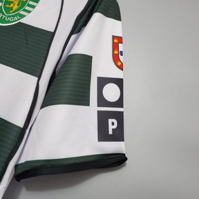 Camisola Sporting Lisboa Home 01/03 Retro com detalhes e símbolos no braço.
