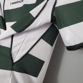 Camisola Sporting Lisboa Home 01/03 Retro com listras verdes e brancas, detalhe da manga em material Reebok.