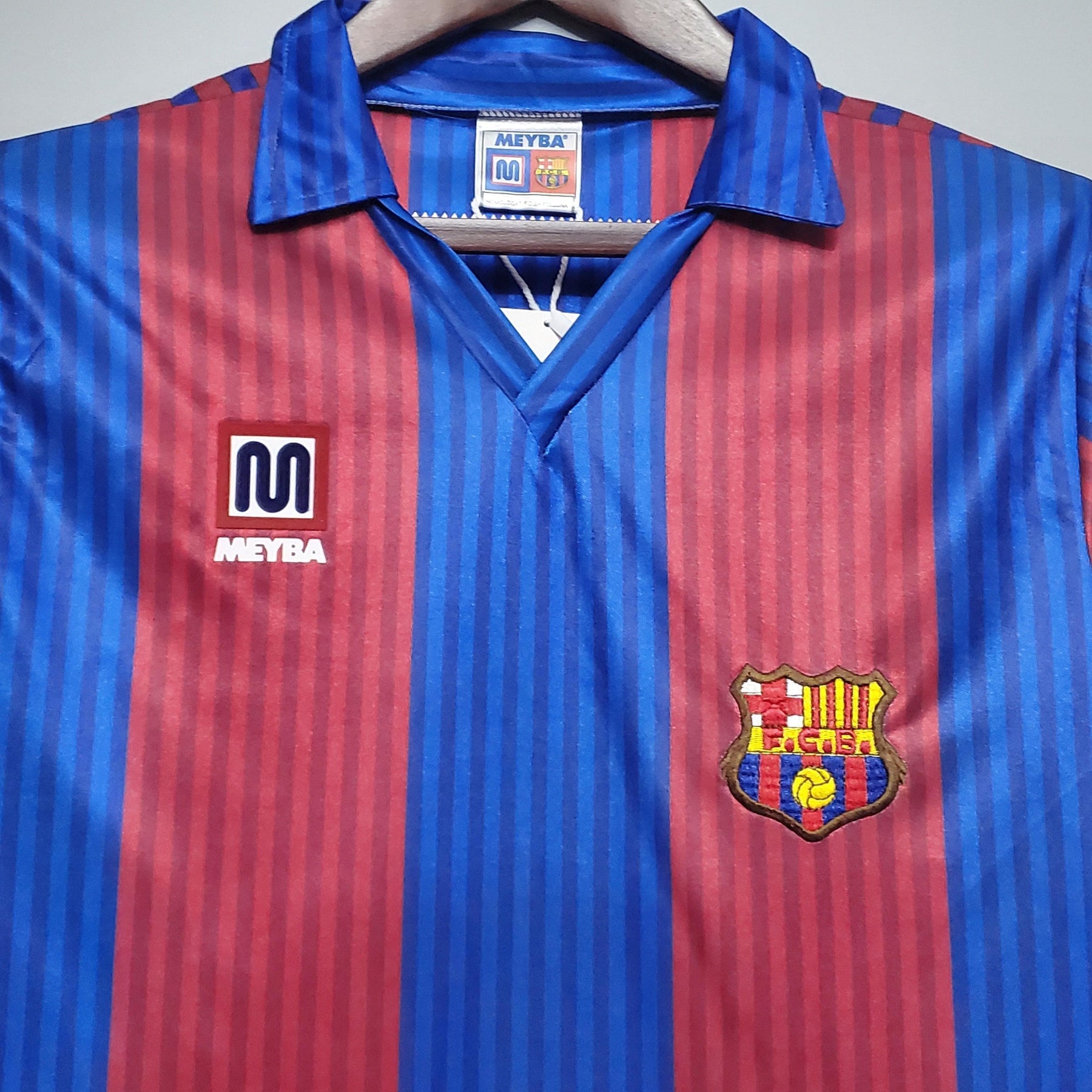 Camisa retrô do Barcelona 90/91 disponível na loja olímpica, destacando a logo e as cores clássicas do time.