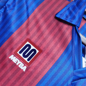 Camisa retrô do Barcelona 90/91 com listras vermelhas e azuis, logotipo Neyba em destaque.
