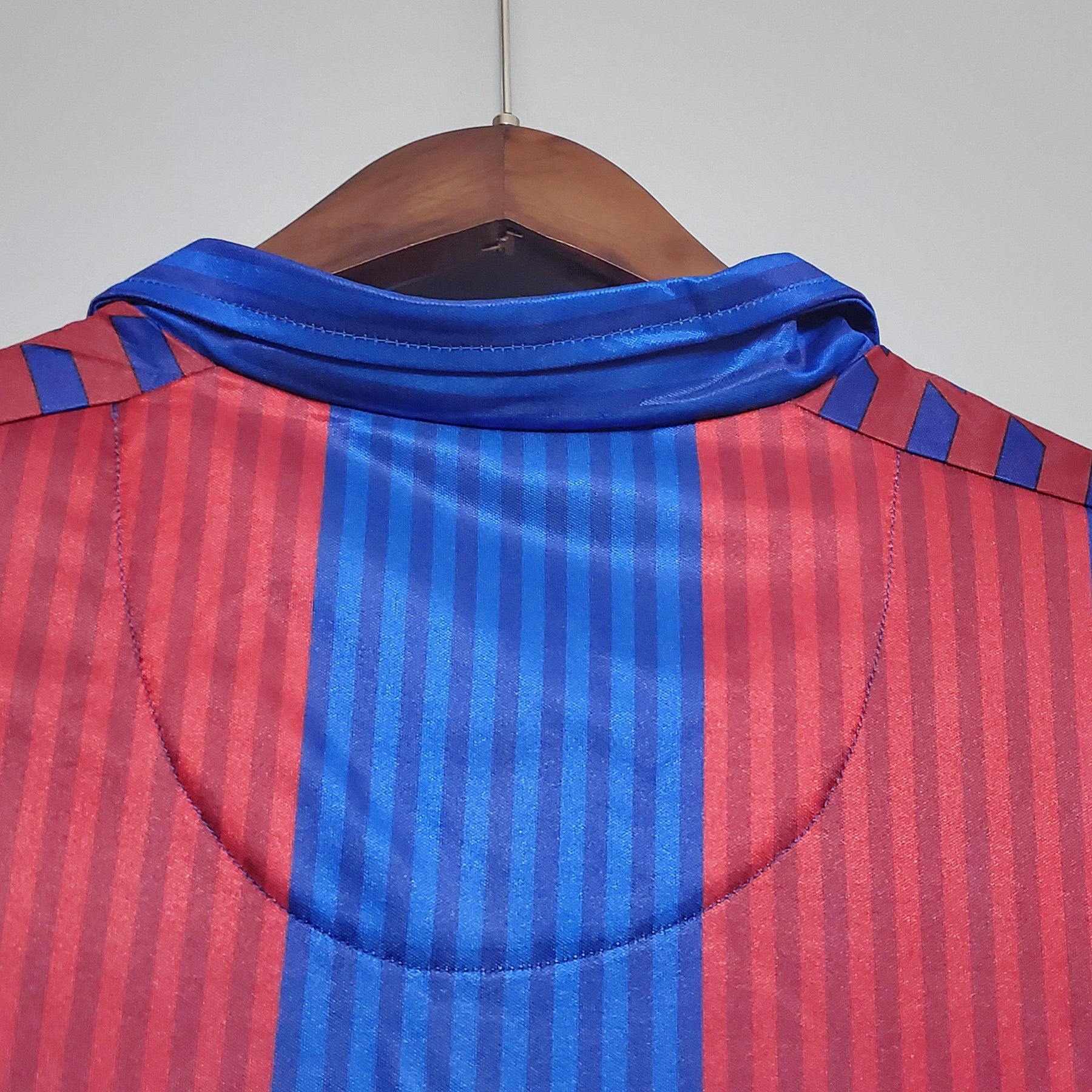Imagem da parte de trás da camisa Barcelona Home 90/91 Retro, destacando as listras vermelhas e azuis.
