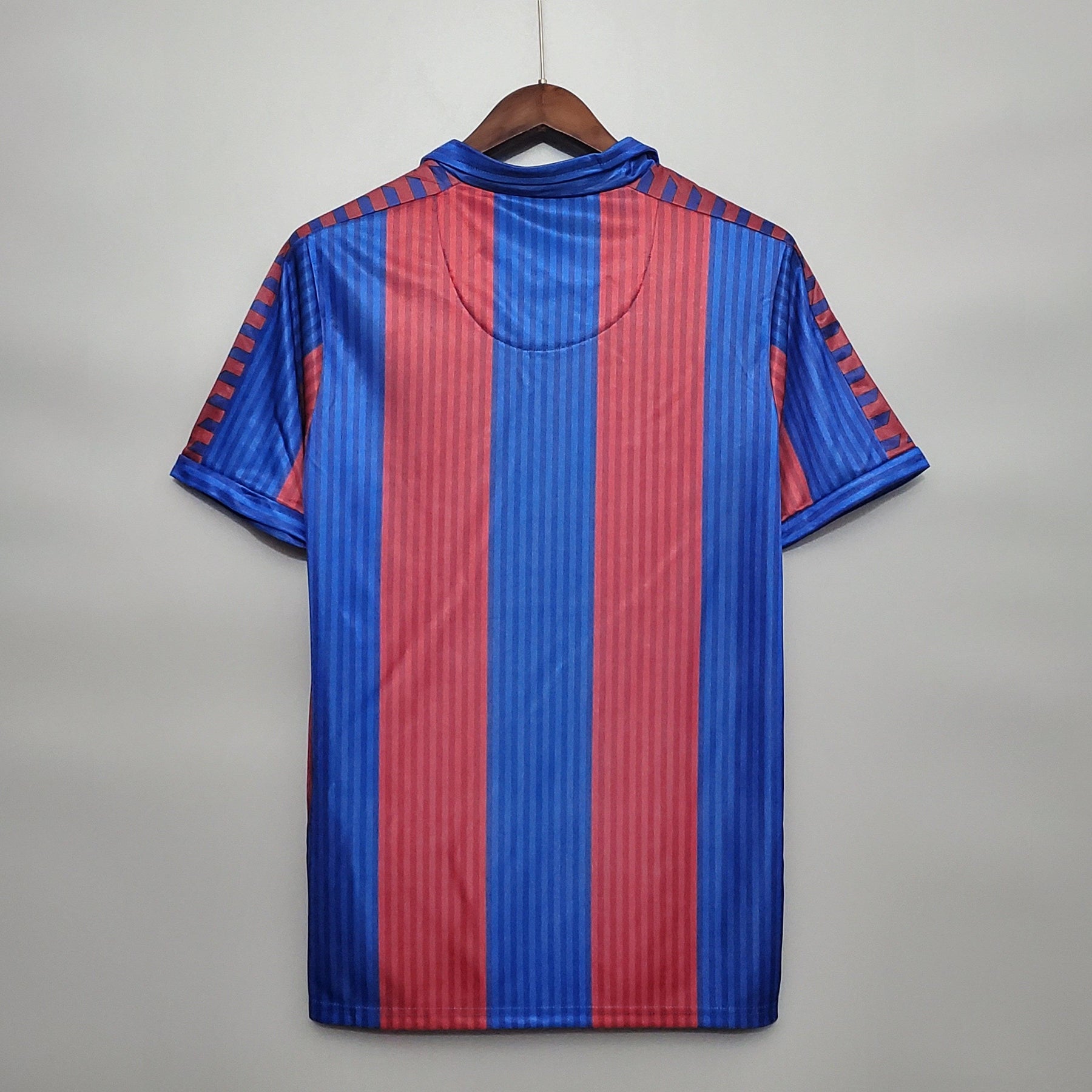 Camisa do Barcelona Home 90/91, retro, mostrando as listras azul e vermelha, parte de trás.