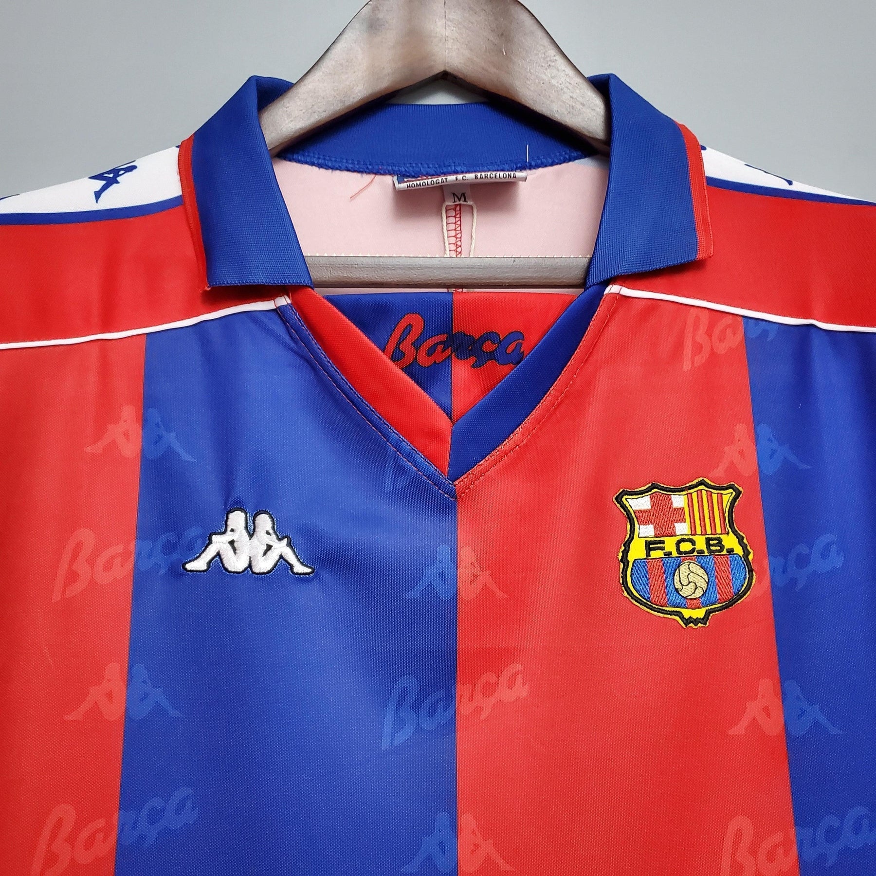 Camisa retro Barcelona 92/93, coleção do Olímpico, com cores vibrantes e escudo icônico.