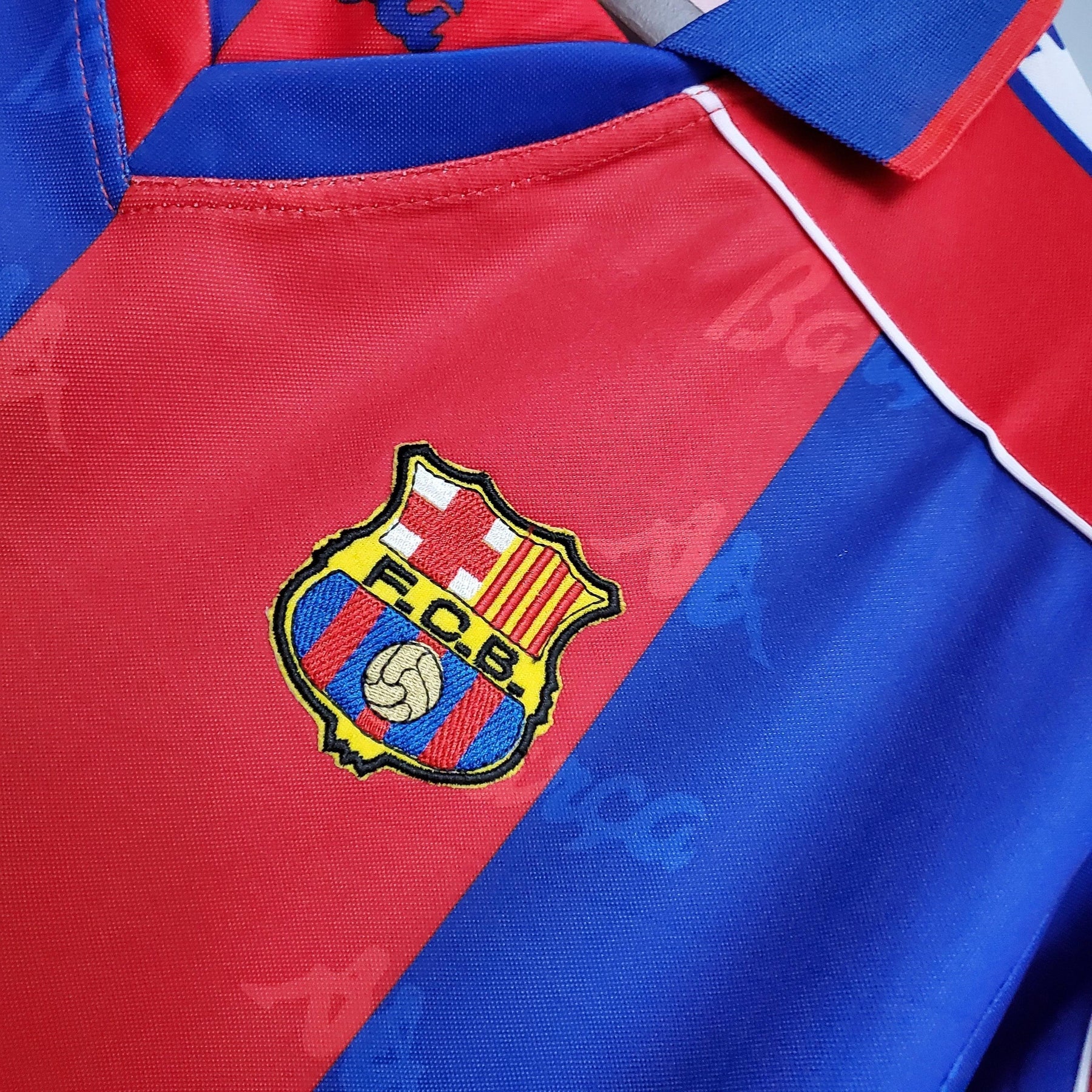 Camisa do Barcelona 92/93 com escudo, disponível na Olympic Store, retrô e estilosa.