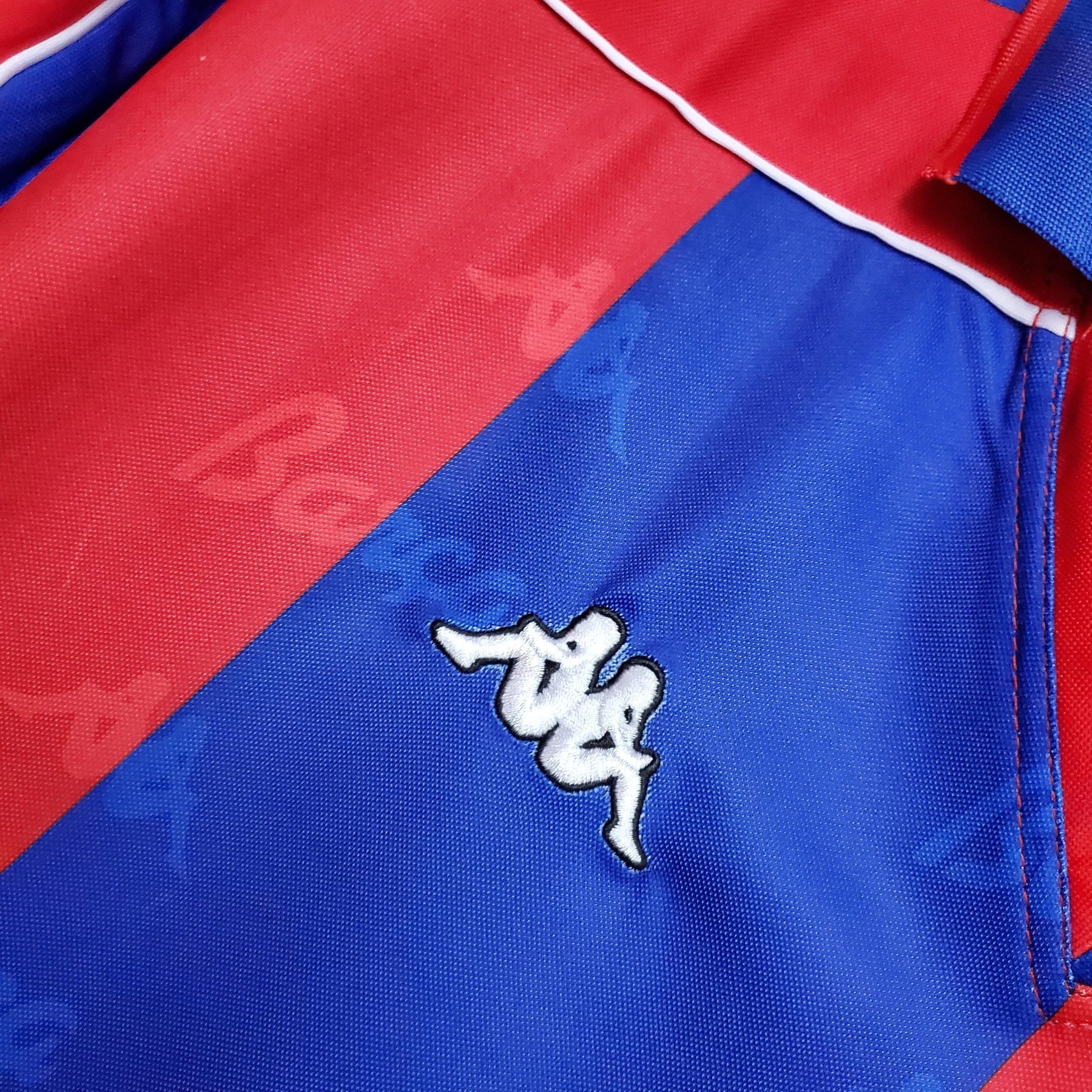 Camisa Barcelona 92/93 retro com cores vermelho e azul e detalhe da marca Kappa.