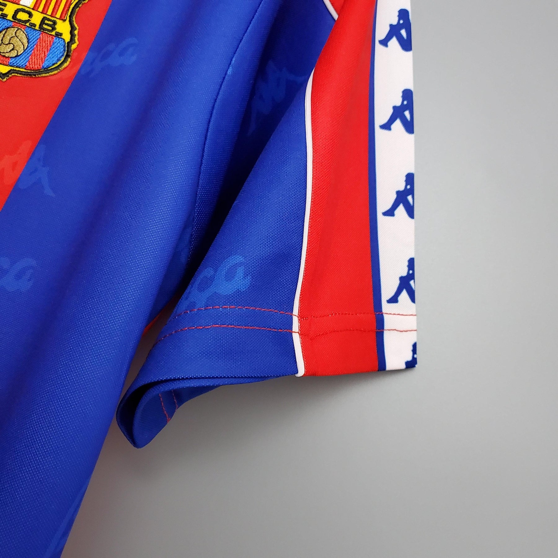 Camisa Barcelona Home 92/93 com detalhes em azul e vermelho, perfeita para torcedores do FC Barcelona.