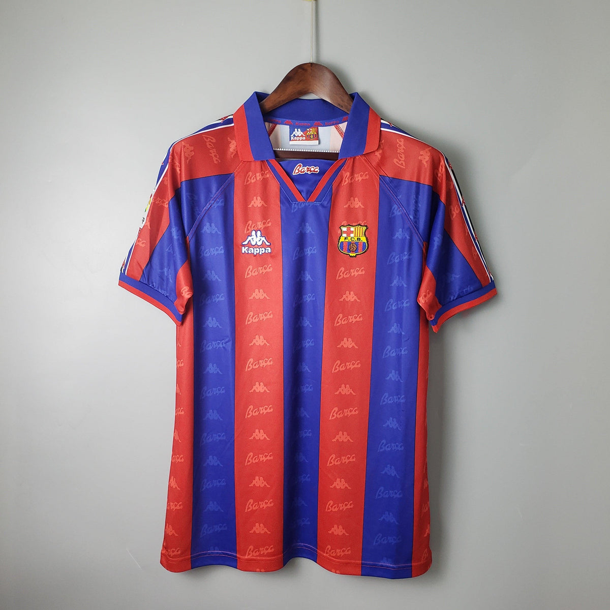 Camisola Barcelona Home 96/97 Retro Olympic Store com design icônico, ideal para colecionadores e fãs.