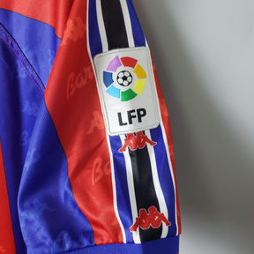 Detalhe da manga da camisola Barcelona Home 96/97 com o logotipo da LFP e cores icônicas do clube.
