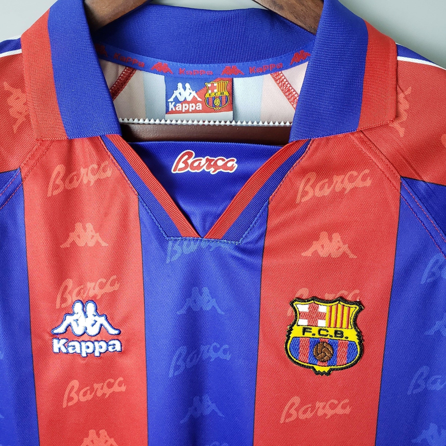Camisola Barcelona Home 96/97 com detalhes do logo Kappa e escudo do F.C.B., ideal para colecionadores.