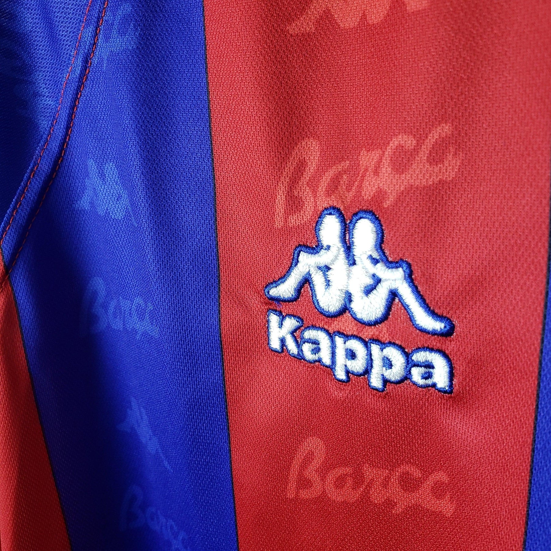 Detalhe da camisola Barcelona Home 96/97 com logo Kappa e design icônico.