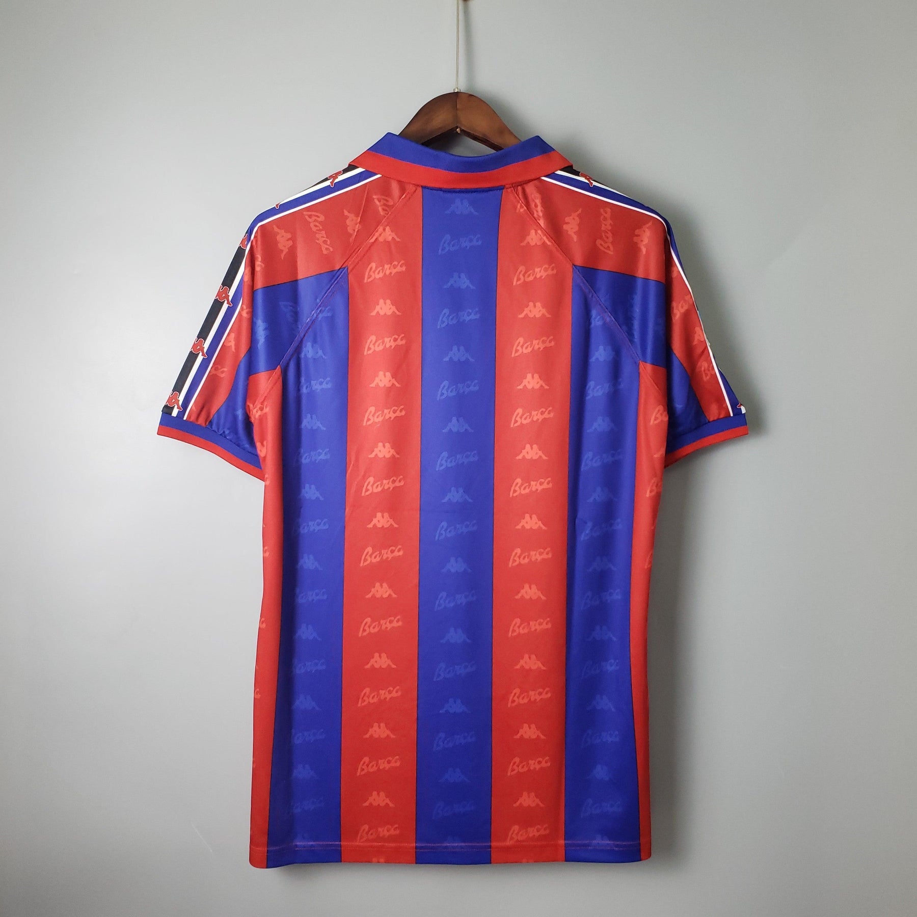 Camisola Barcelona Home 96/97 Retro Olympic Store, visualizando as costas com detalhes icônicos e cores vibrantes.