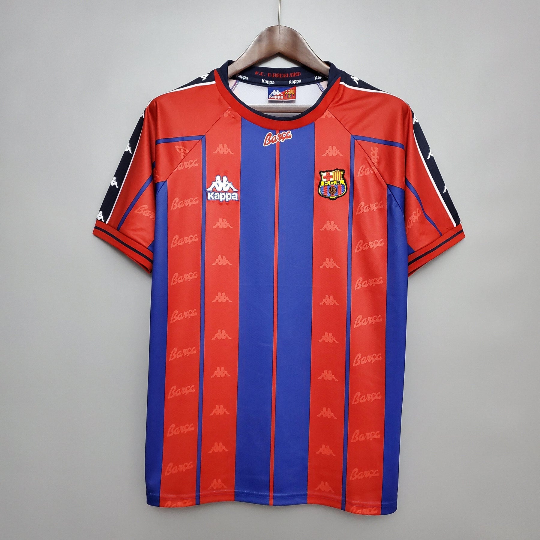 Camiseta Barcelona Home 97/98, retro, loja olímpica, design com listras vermelhas e azuis, estilo clássico.