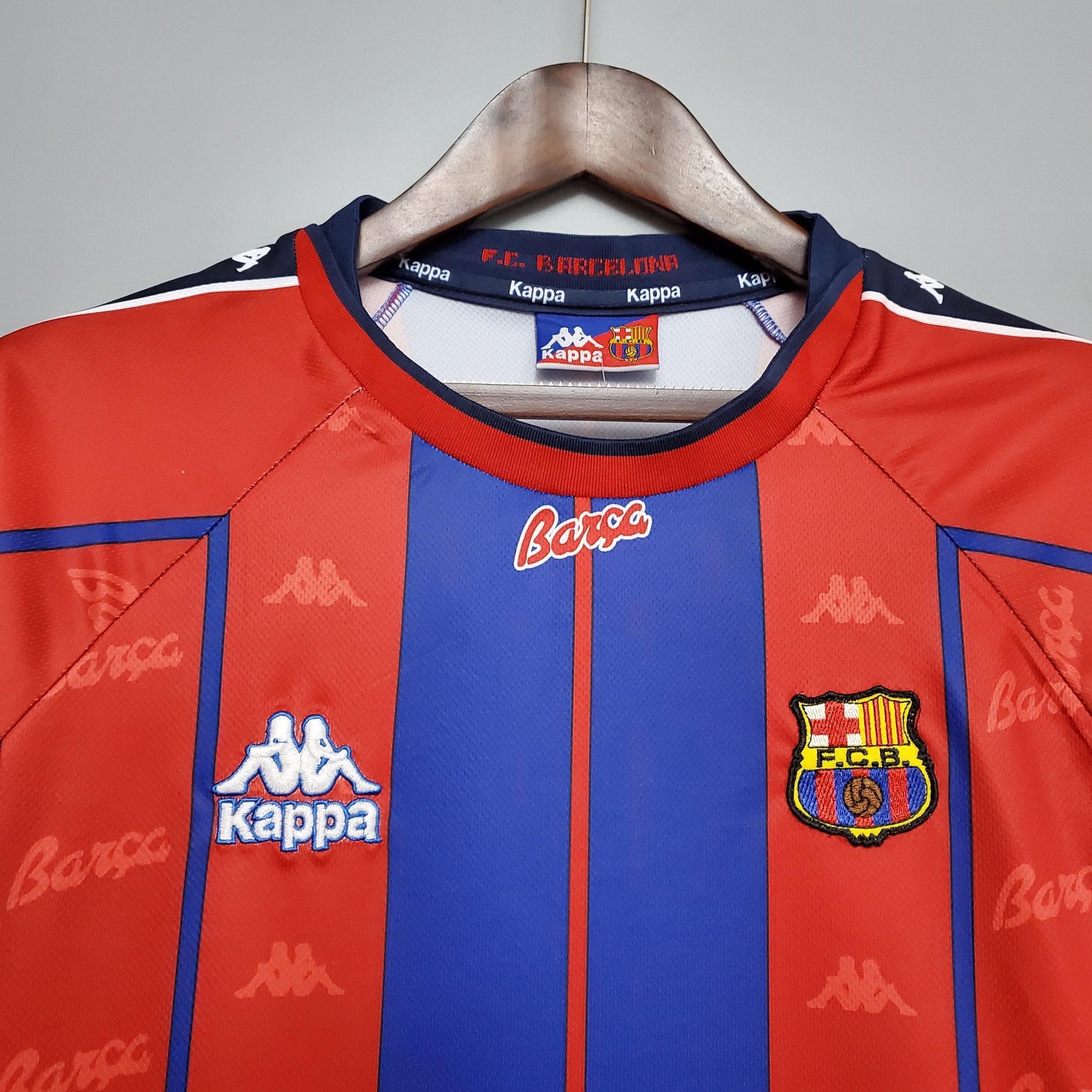 Camisa Barcelona Home 97/98 Retro da loja Olímpica, detalhes em vermelho e azul, com logos da Kappa e do clube.