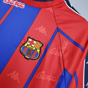 Camisa Barcelona Home 97/98 com escudo F.C.B. em destaque, ideal para colecionadores de memorabilia esportiva.