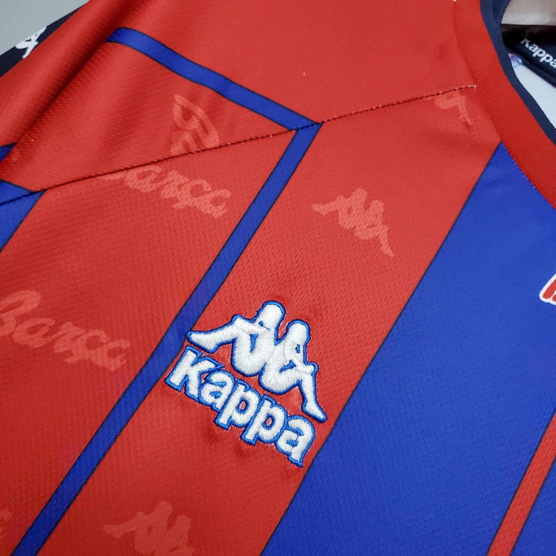 Camisa Barcelona Home 97/98, detalhes do logo Kappa e design clássico do time na loja olímpica.
