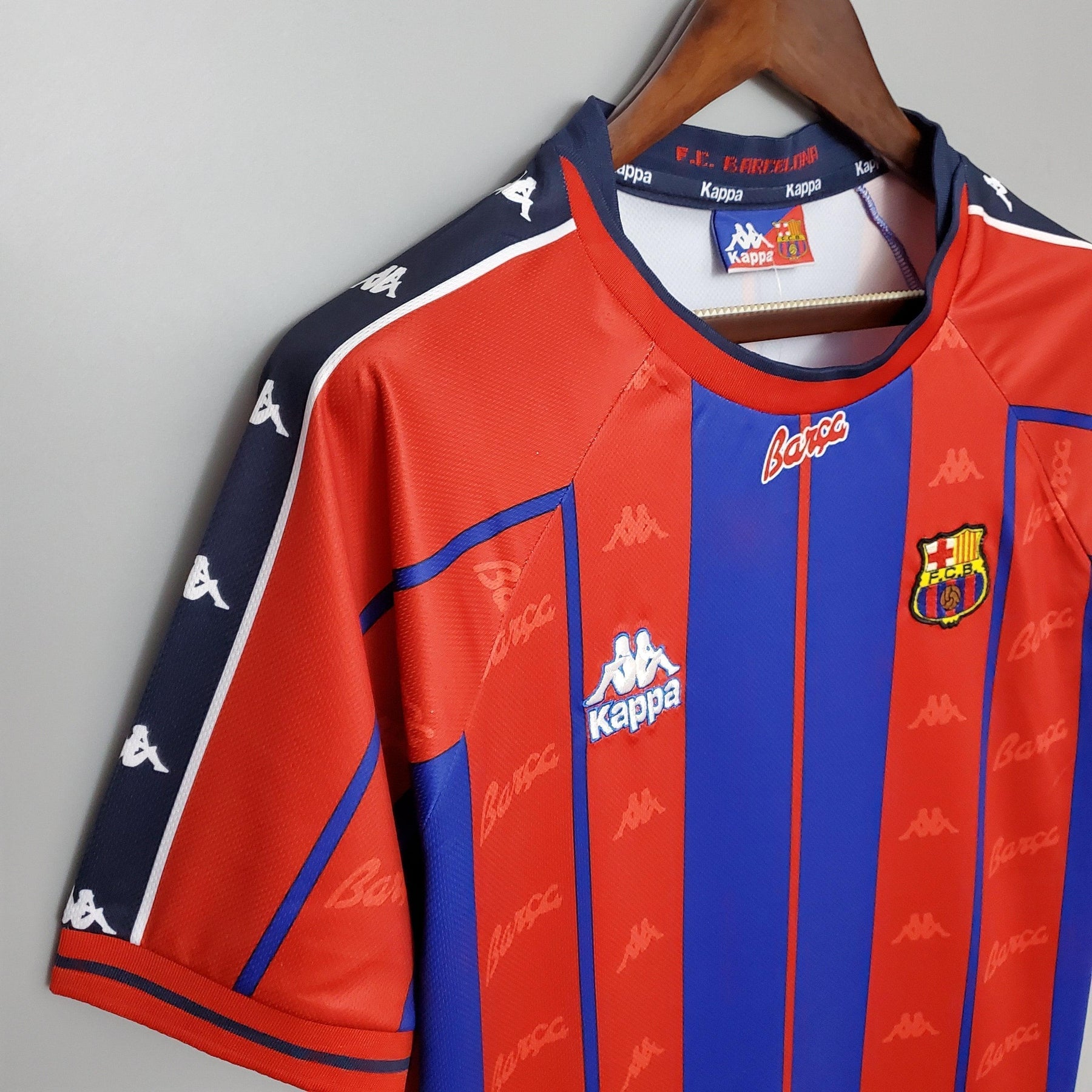 Camisa Barcelona Home 97/98 retro da loja olímpica, com detalhes em azul e vermelho.