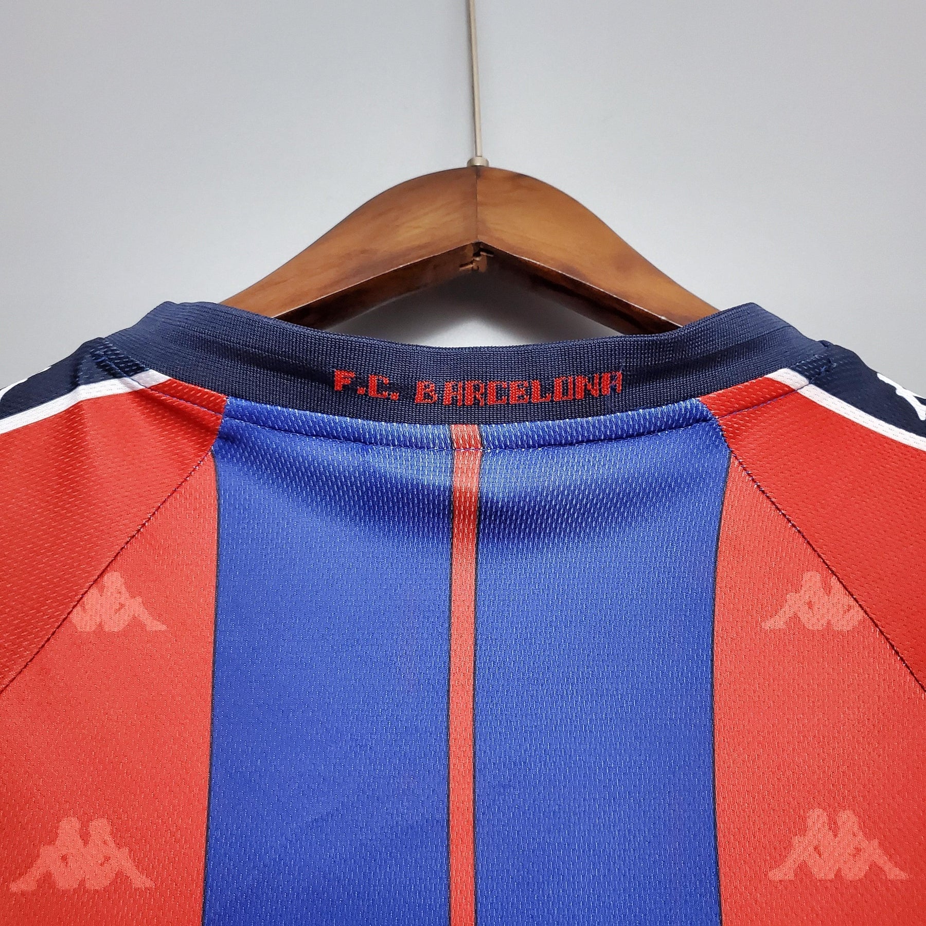 Camisa retro Barcelona Home 97/98 com detalhes em vermelho e azul e logo Kappa visível.