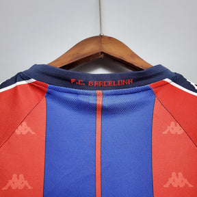 Camisa retro Barcelona Home 97/98 com detalhes em vermelho e azul e logo Kappa visível.