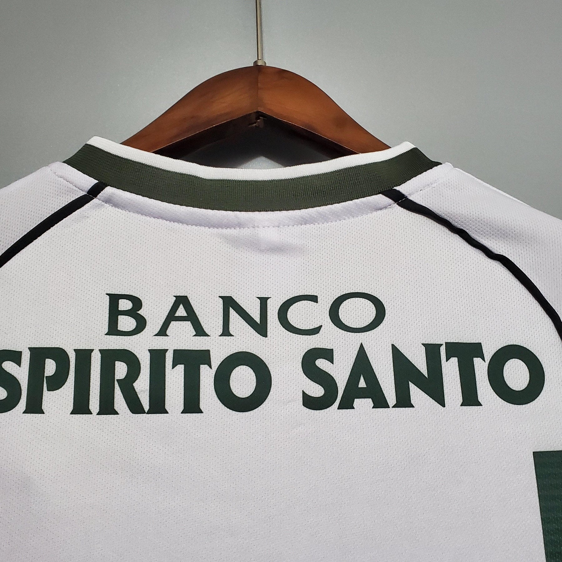 Detalhe das costas da camisola Sporting Lisboa com o nome Banco Spirito Santo.