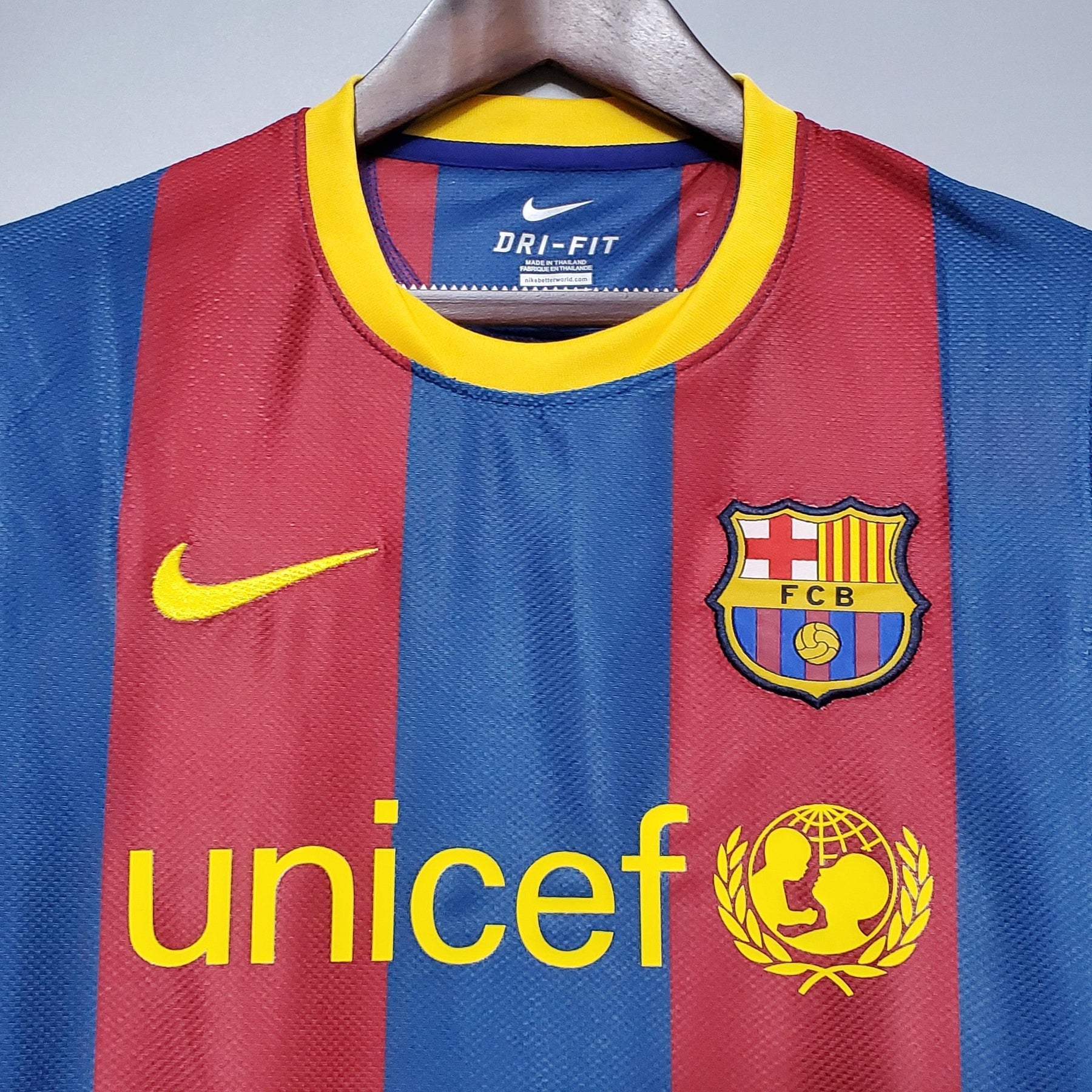 Camisa Barcelona Home 10/11 Retro com logo oficial e patrocínio Unicef, ideal para torcedores do FC Barcelona.