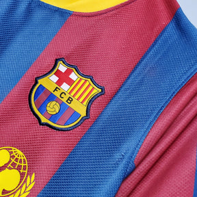 Camisa Barcelona Home 10/11 Retro com escudo detalhado em cores tradicionais.