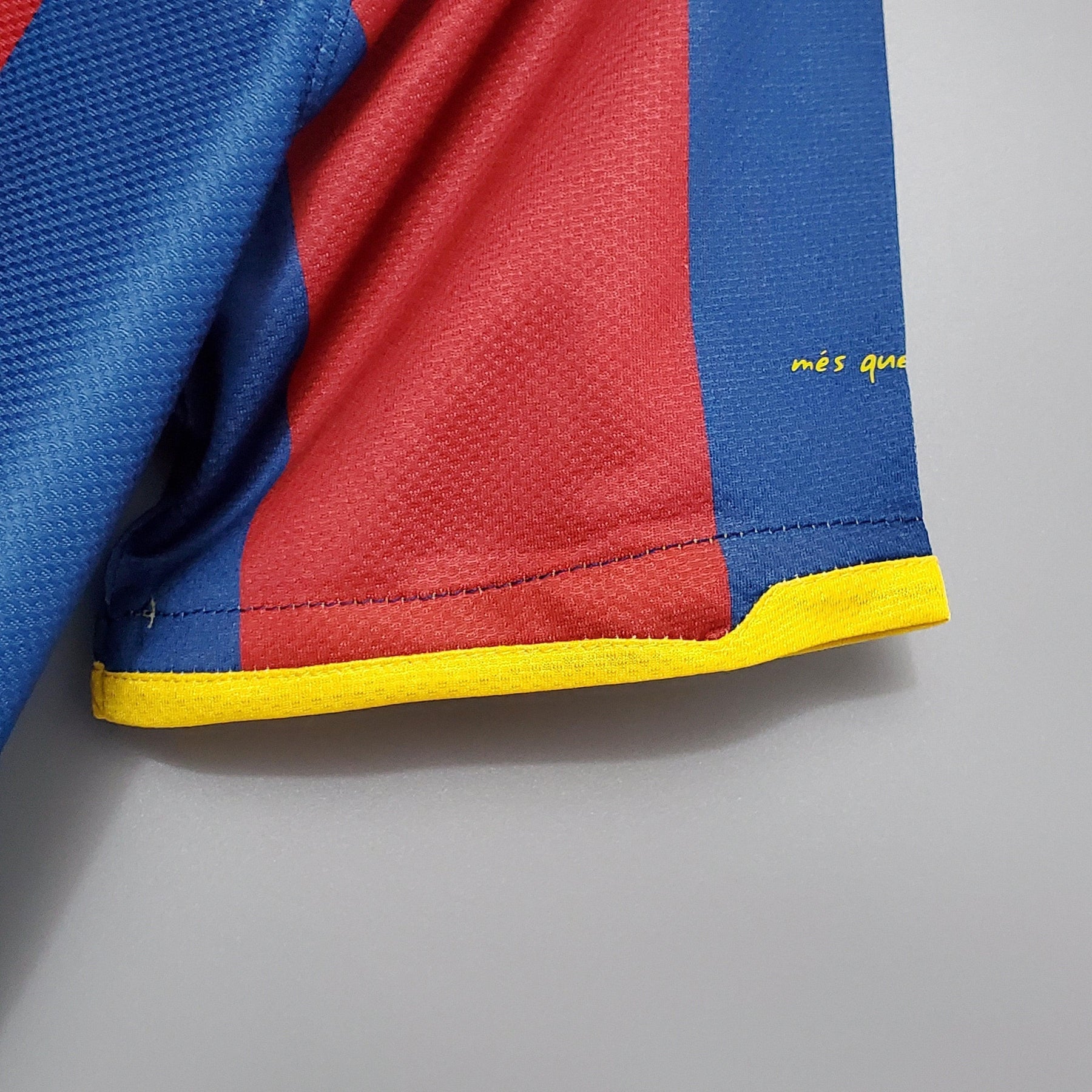 Camisa Barcelona Home 10/11 Retro com detalhes em azul e grená, perfeita para os fãs do time.