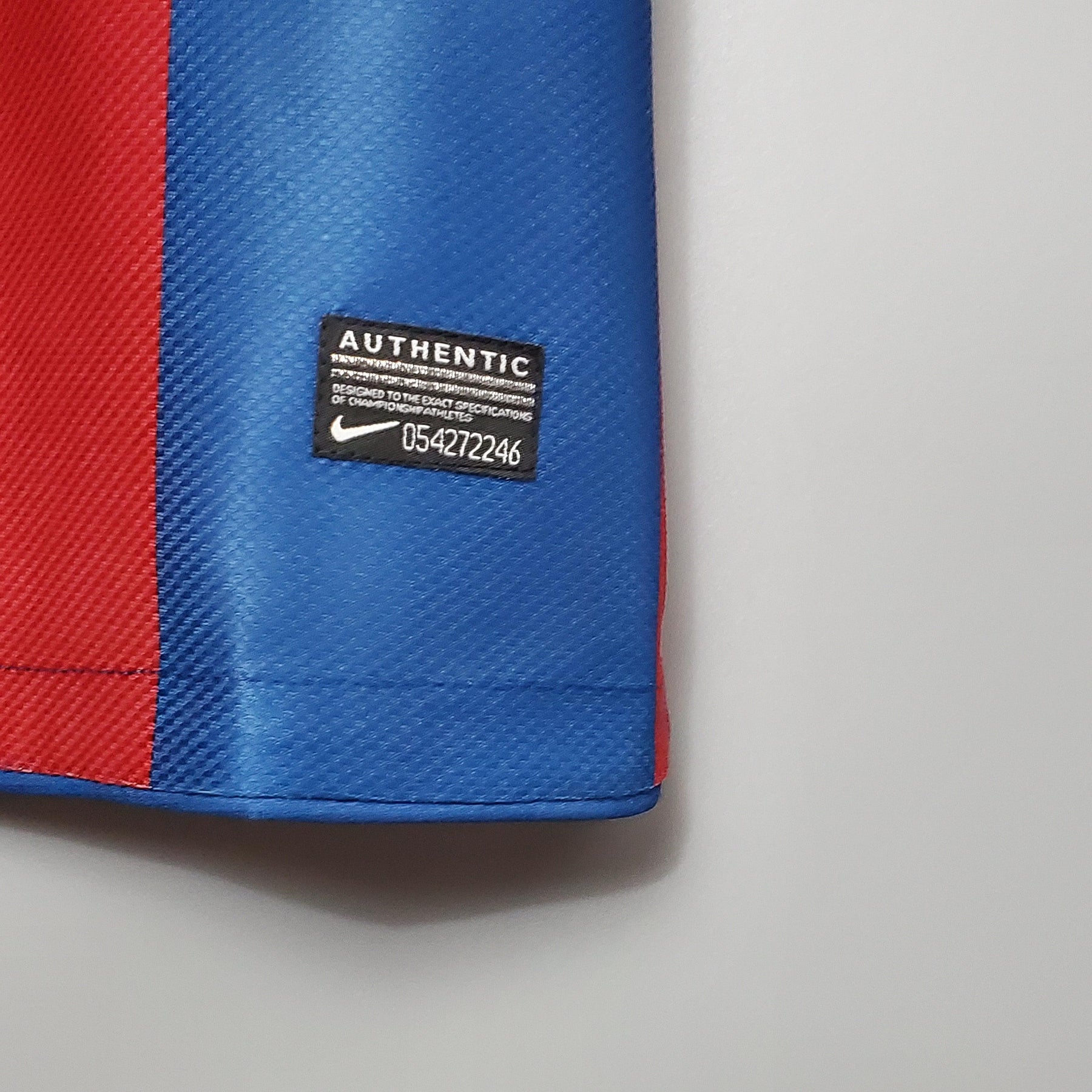 Detalhe da camisa Barcelona Home 10/11 Retro com etiqueta AUTHENTIC da Nike.