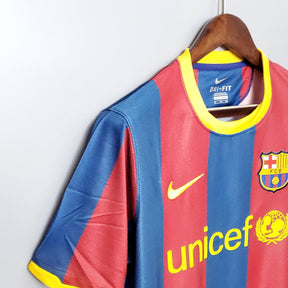 Camisa Barcelona Home 10/11 Retro com detalhes em amarelo e logotipo da Unicef, ideal para fãs do time.
