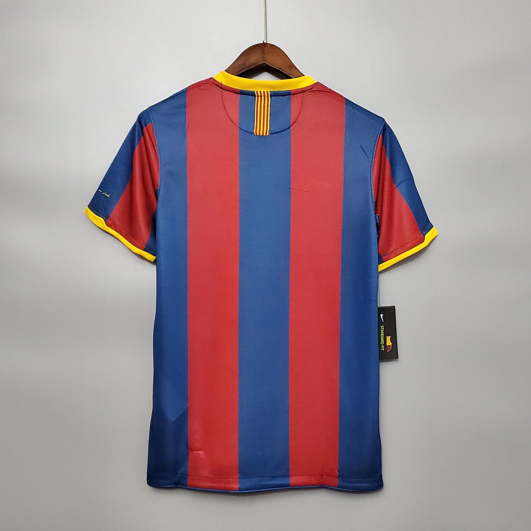 Camiseta Barcelona Home 10/11 Retro com listras vermelhas e azuis, vista traseira, estilo clássico.