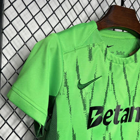 Conjunto Infantil Sporting third 24/25 em verde, com logo Nike e estampa moderna.