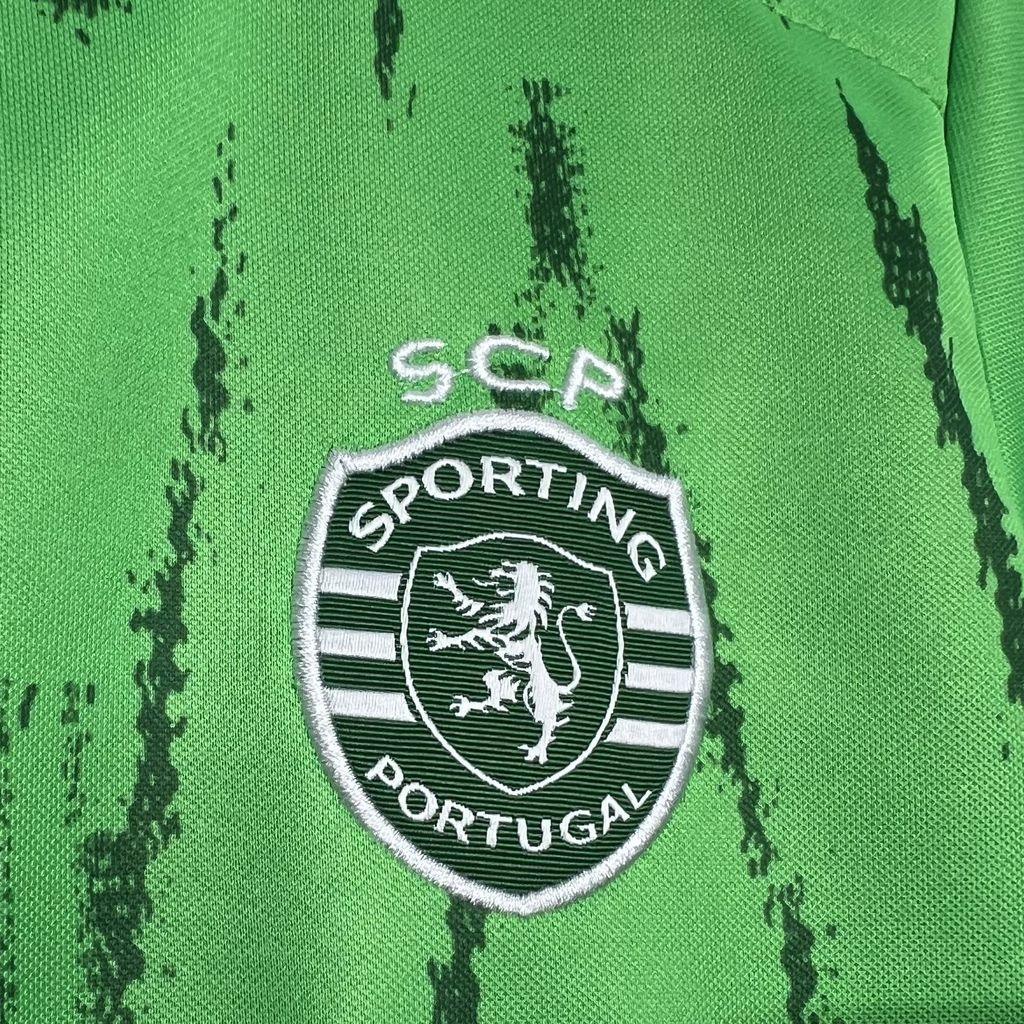 Emblema do Conjunto Infantil Sporting 24/25, mostrando o logo da Sporting Portugal em fundo verde.