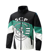 Corta-Vento Sporting 24/25 na cor preta com logo do Sporting e detalhes em verde e branco.