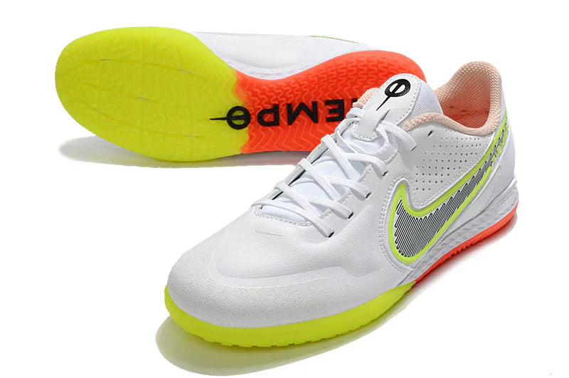 Chuteira Futsal Nike Tiempo Legend 9 Elite IC na cor branca com detalhe em neon.