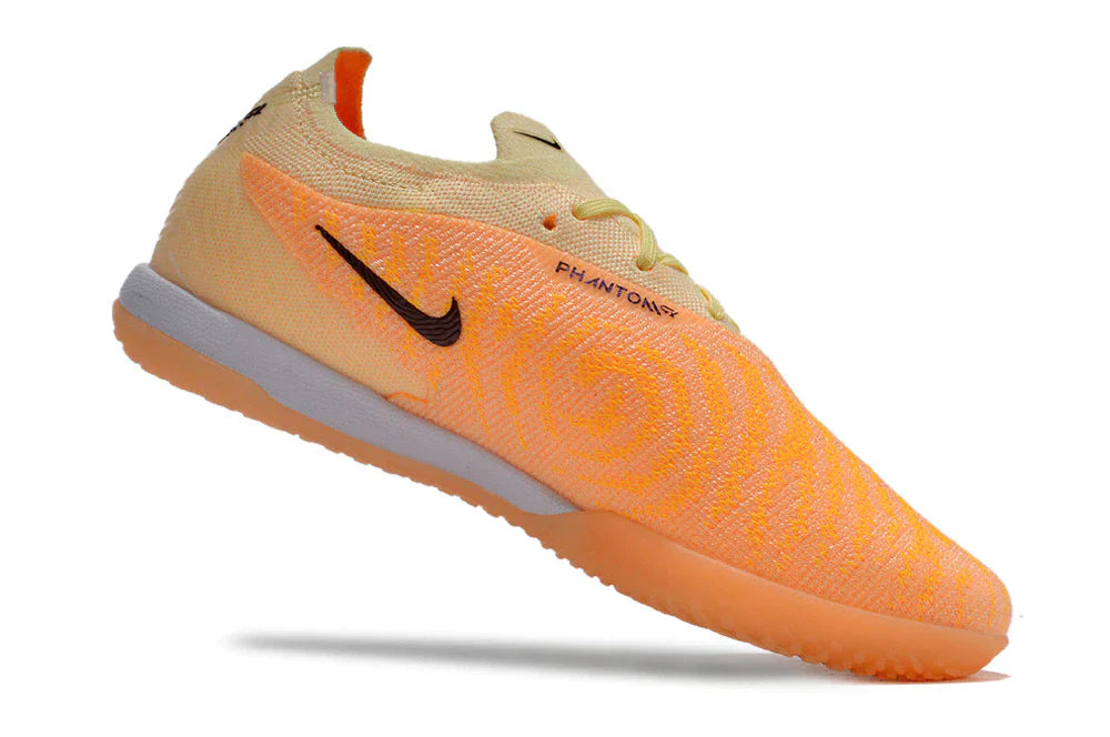 Chuteira Futsal Nike Gripknit Phantom GX Elite IC em destaque, com design inovador e cores vibrantes.