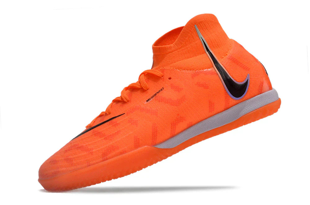 Chuteira Futsal Nike Phantom Luna Elite IC na cor laranja, ideal para jogadores de futsal com conforto e precisão.