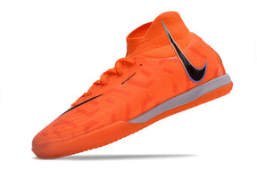 Chuteira Futsal Nike Phantom Luna Elite IC na cor laranja, ideal para jogadores de futsal com conforto e precisão.