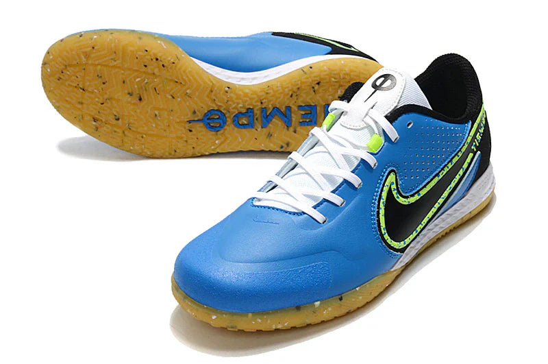 Chuteira Futsal Nike Tiempo Legend 9 Elite IC em azul, com detalhes em verde e sola de borracha.