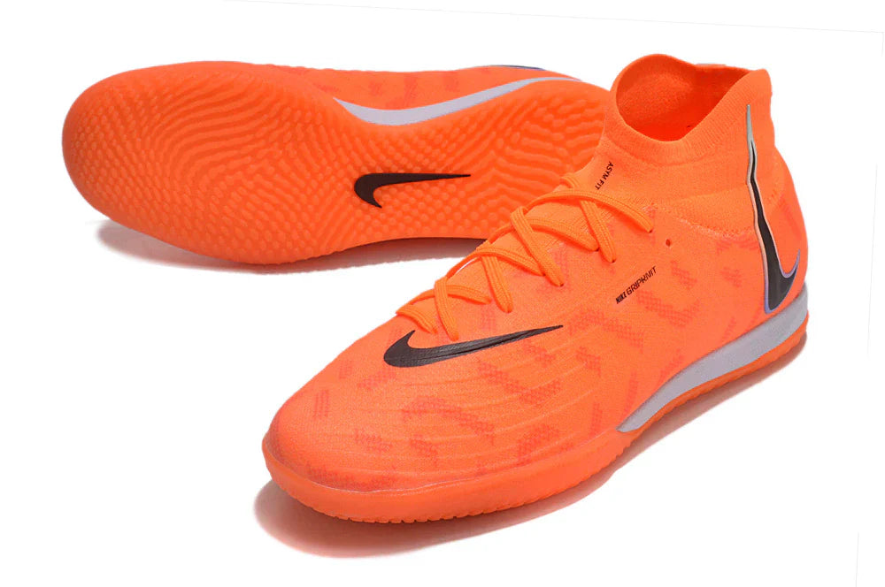 Chuteira Futsal Nike Phantom Luna Elite IC na cor laranja, ideal para jogadores que buscam controle e conforto.