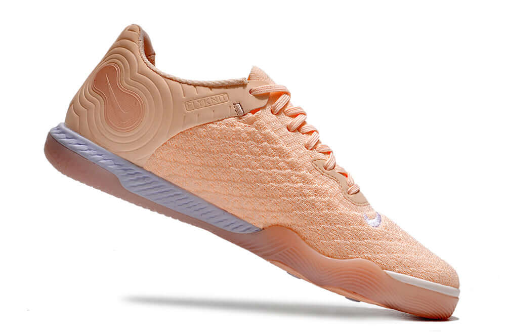 Chuteira Futsal Nike React Gato IC - Salmão com design em salmão e sola responsiva para desempenho em quadra.