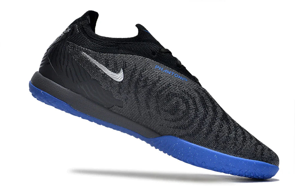 Chuteira Futsal Nike Gripknit Phantom GX Elite IC na cor preta com detalhes em azul.