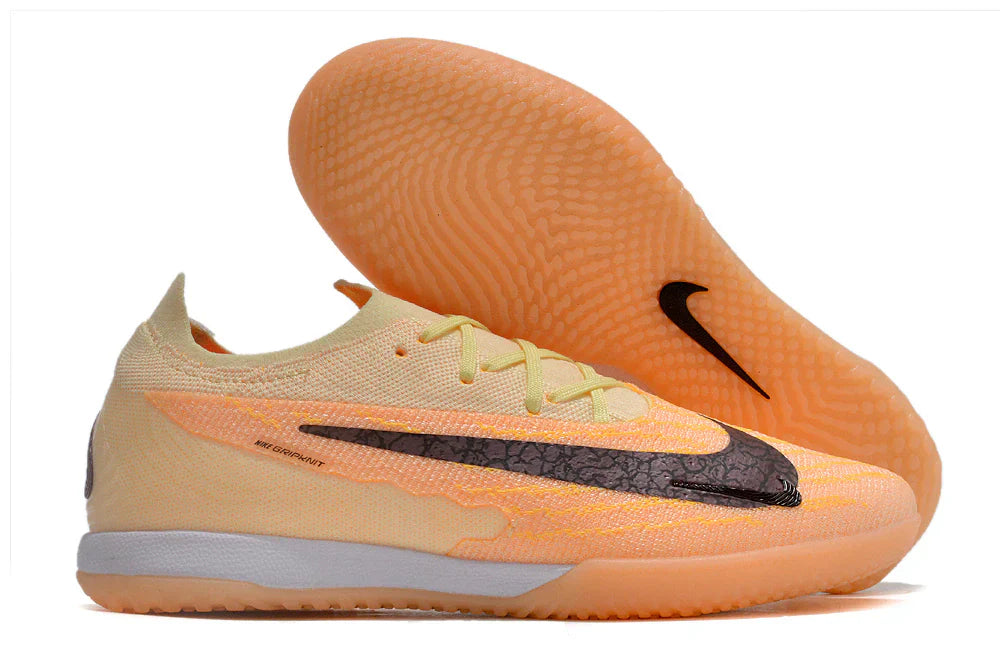 Chuteira Futsal Nike Gripknit Phantom GX Elite IC com sola laranja e detalhes em preto.