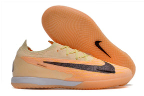 Chuteira Futsal Nike Gripknit Phantom GX Elite IC com sola laranja e detalhes em preto.