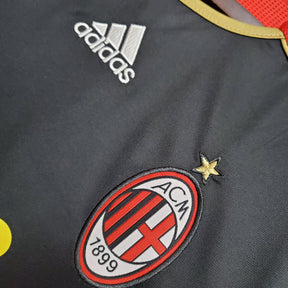 Camisa retro preta da AC Milan 2006 com logo da Adidas e emblema bordado da AC Milan.