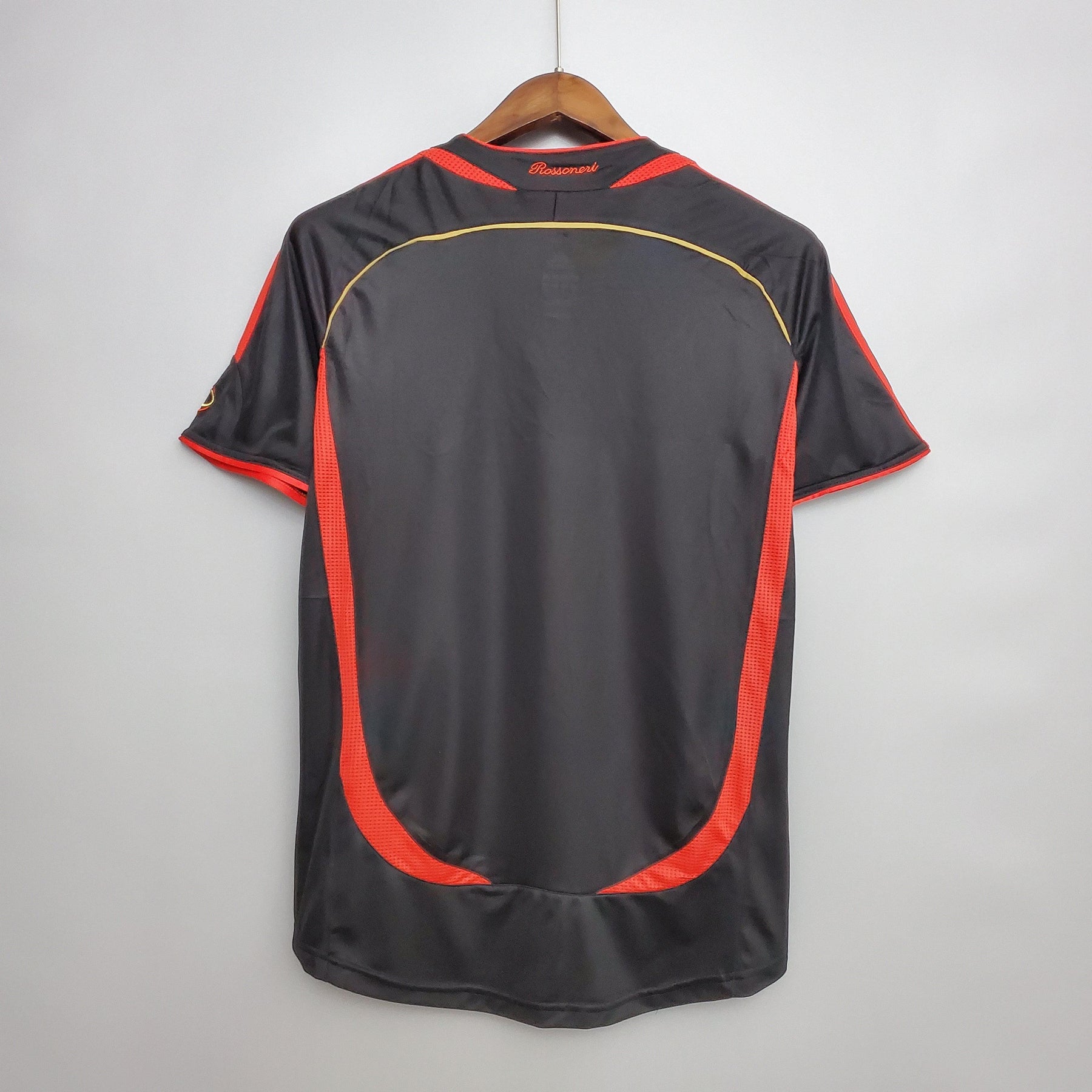 Camisa AC Milan 2006 Retro Black Olympic, vista traseira, detalhe em vermelho e design esportivo.