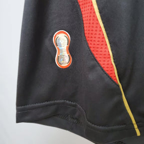 Detalhe da camisa AC Milan 2006 Retro Black Olympic com logo na lateral.